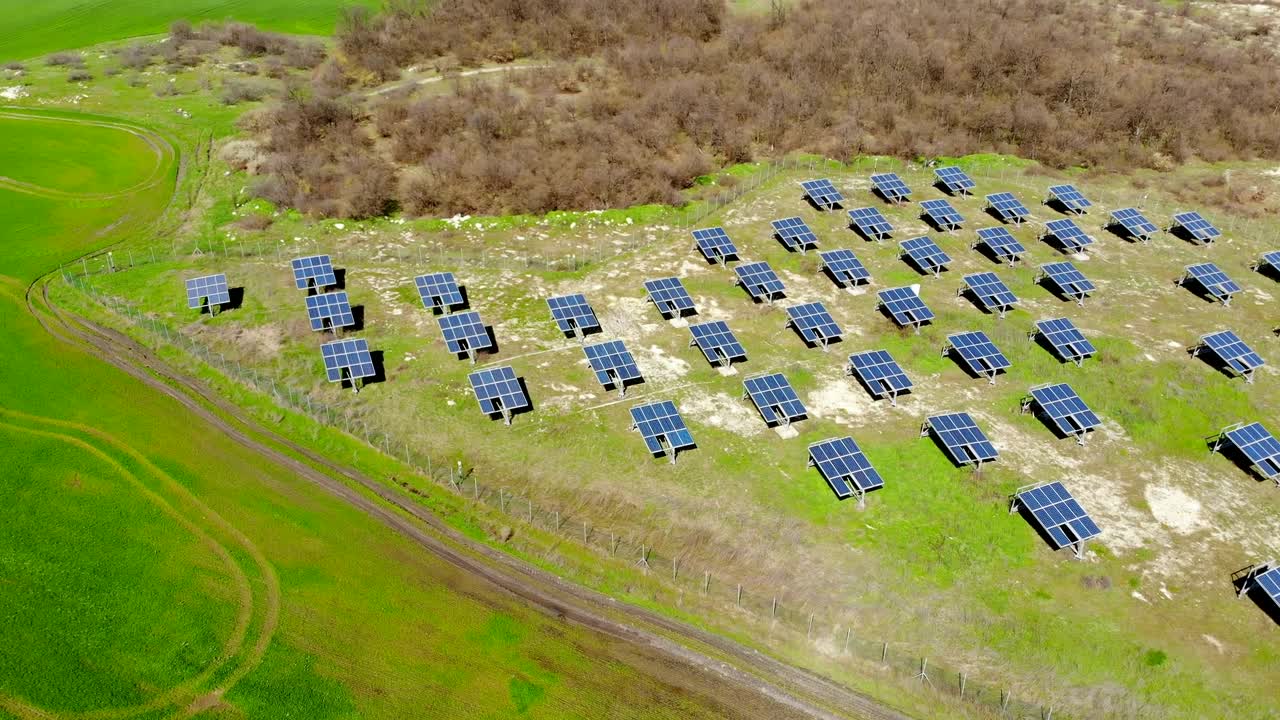 воздушный вид промышленные фотоэлектрические солнечные установки панели окружающая среда, производящая возобновляемую зеленую энергию
