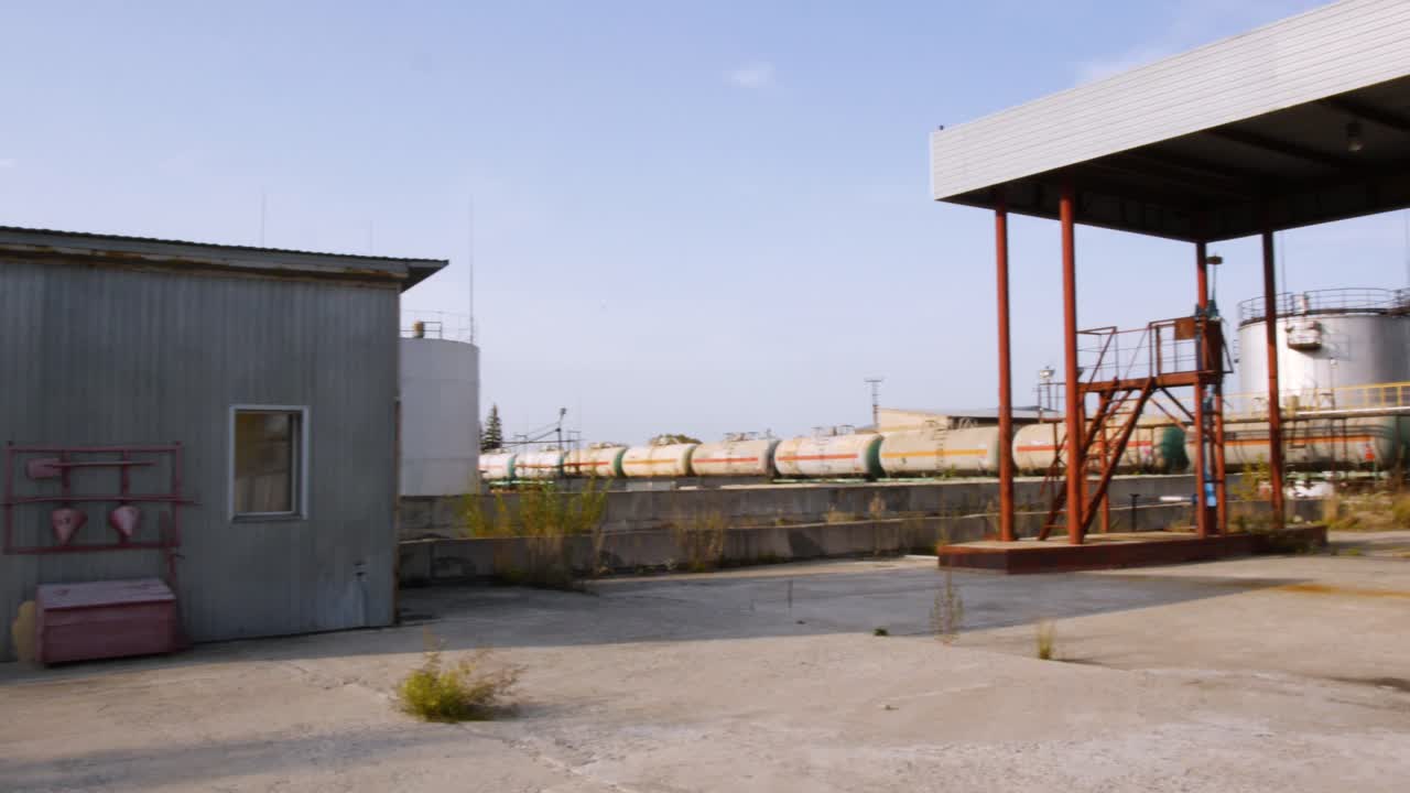 estación de combustible industrial abandonada