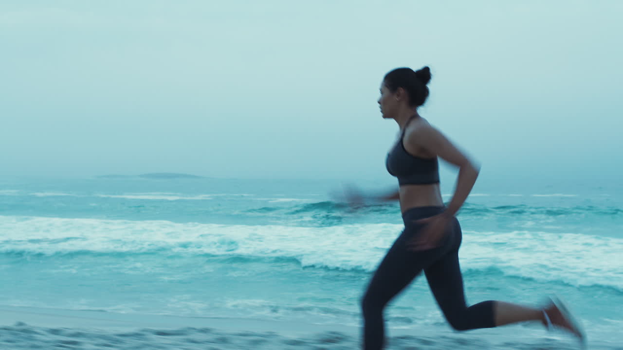 Wanita, pelari, dan di pantai untuk latihan