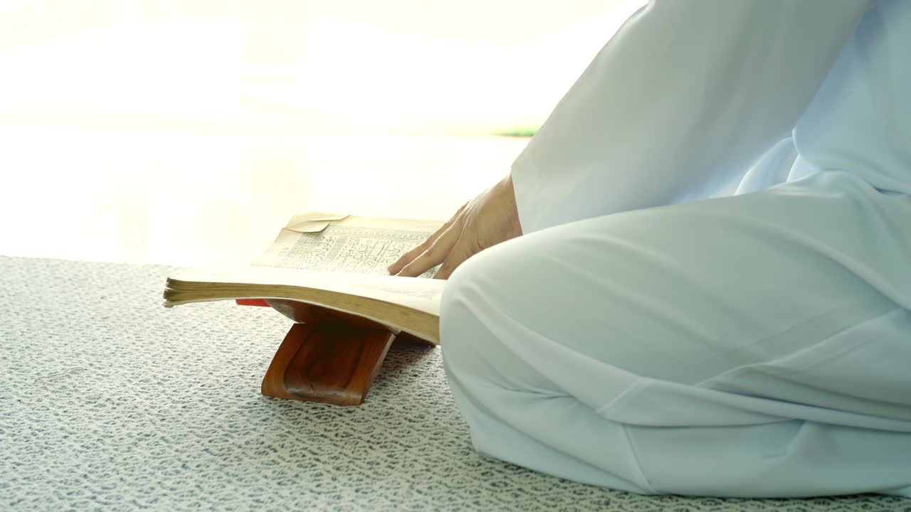 아시아의 무슬림 남자가 집에서 기도하고 드리고 있습니다.