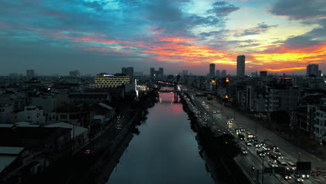 un atardecer vibrante sobre un canal de la ciudad