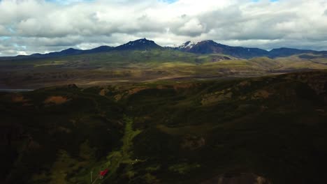 Luftpanoramablick-Auf-Die-Berg--Und-Tälerlandschaft-Im-Fimmvörúháls-Gebiet,-Island