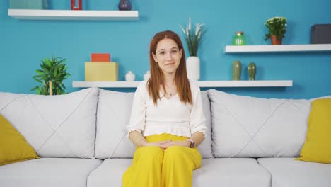 mujer joven asintiendo con la cabeza de una manera positiva.