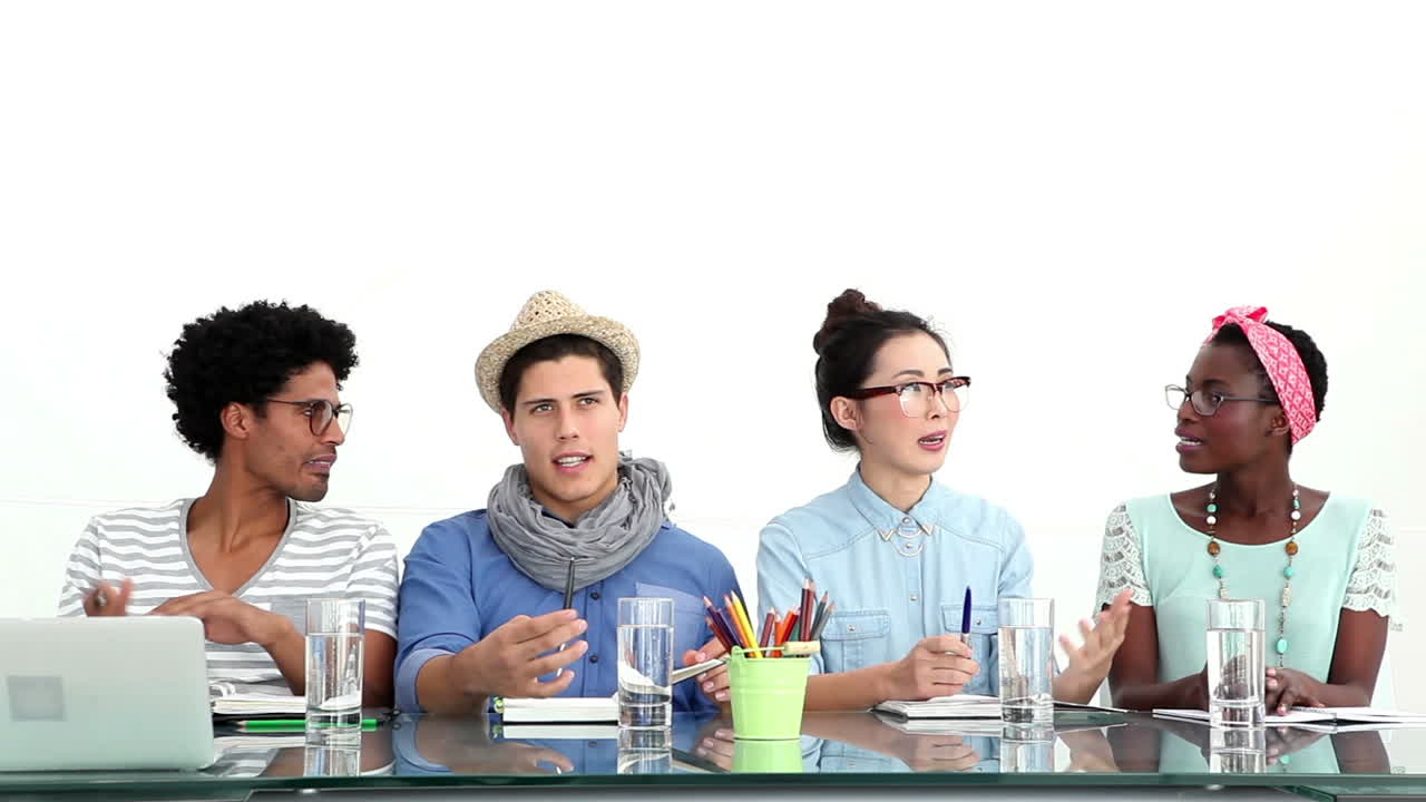 창의적인 비즈니스 팀이 회의를 하고 있습니다.