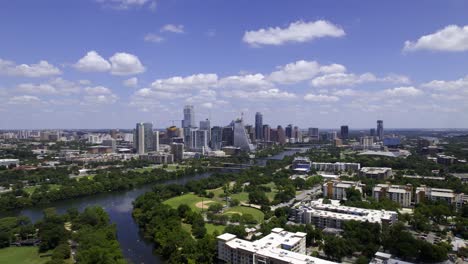 Día-De-Verano-En-Texas,-Estados-Unidos,-Hacia-El-Horizonte-De-Austin,-Soleado,-Vista-Aérea-Sobre-El-Río-Colorado