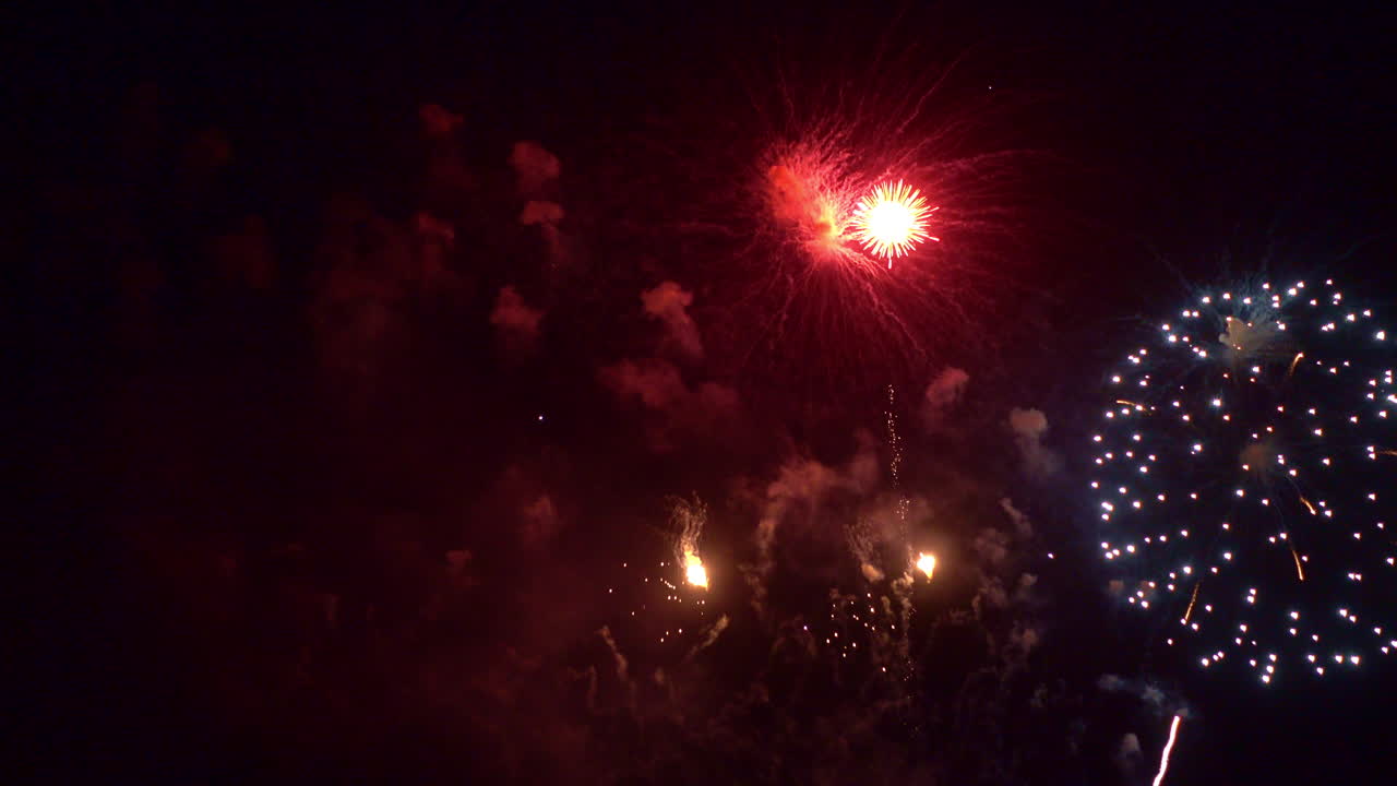 hermosos fuegos artificiales coloridos abstractos explotan en el cielo por la noche un símbolo de celebración en el aniversario de año nuevo para el fondo