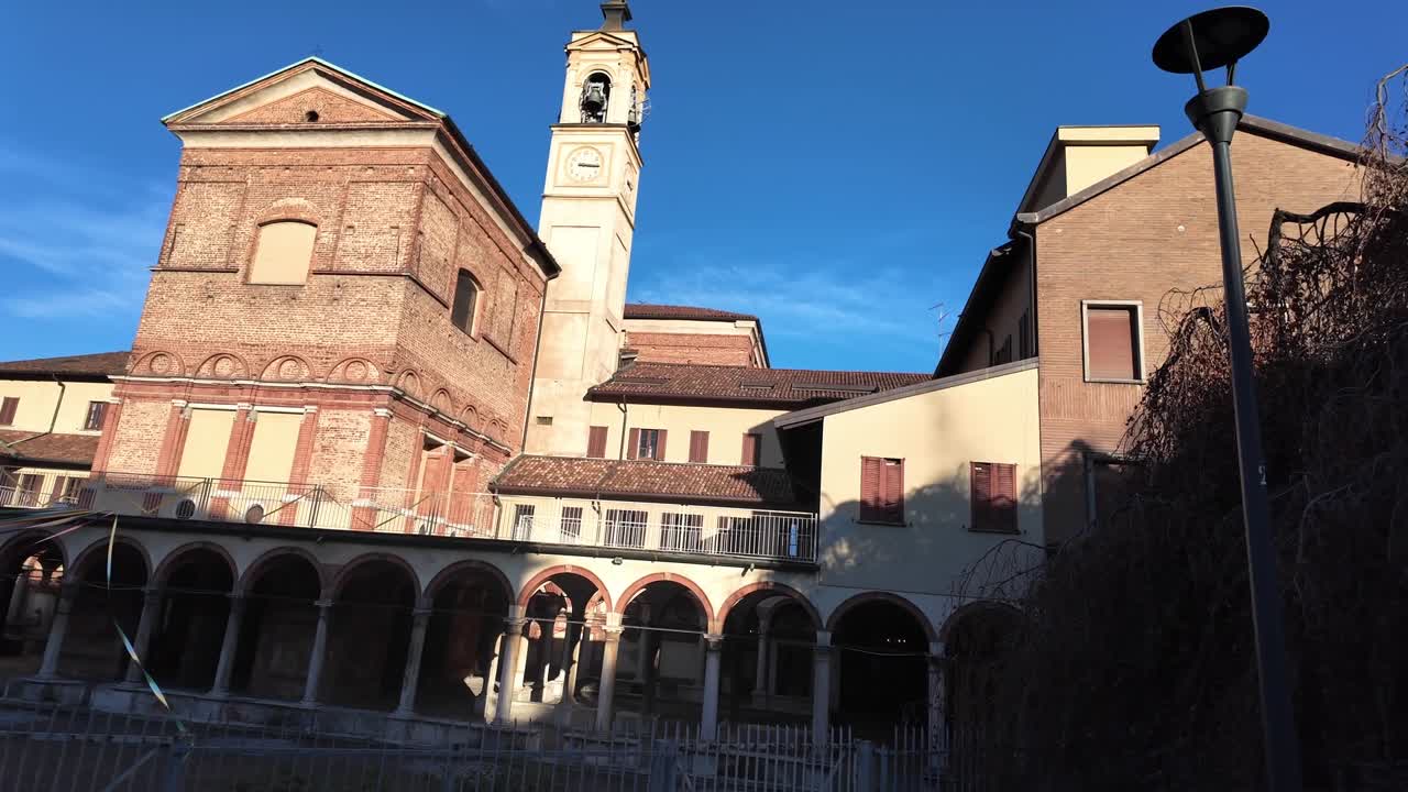 Chiesa Cattolica di Santa Maria alla Fontana in una giornata di sole a Milano, Italia. Ripresa panoramica verso destra.