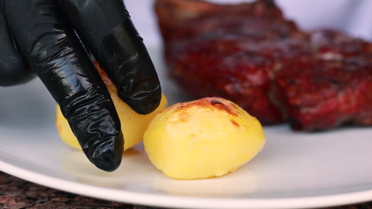 이 긴 감자 로 스테이크 저녁 식사를 준비 하고 있다