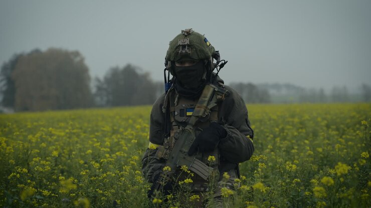 Soldato ucraino in un campo