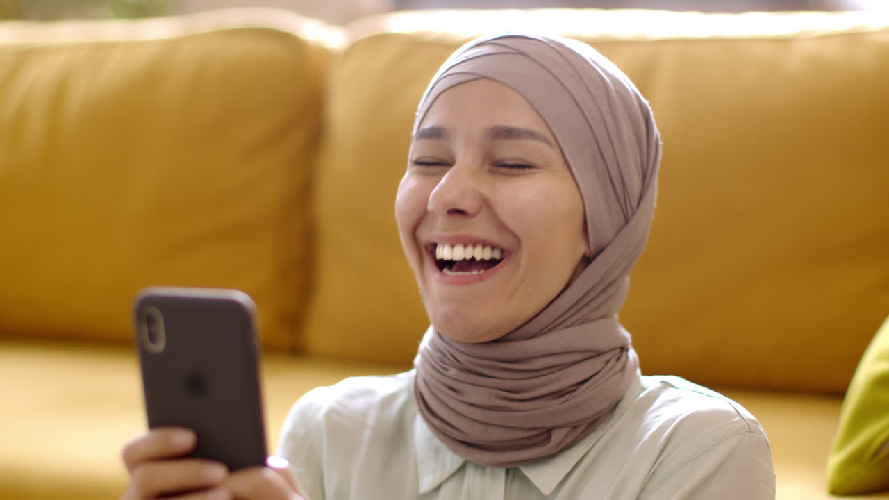 전화로 웃는 여자