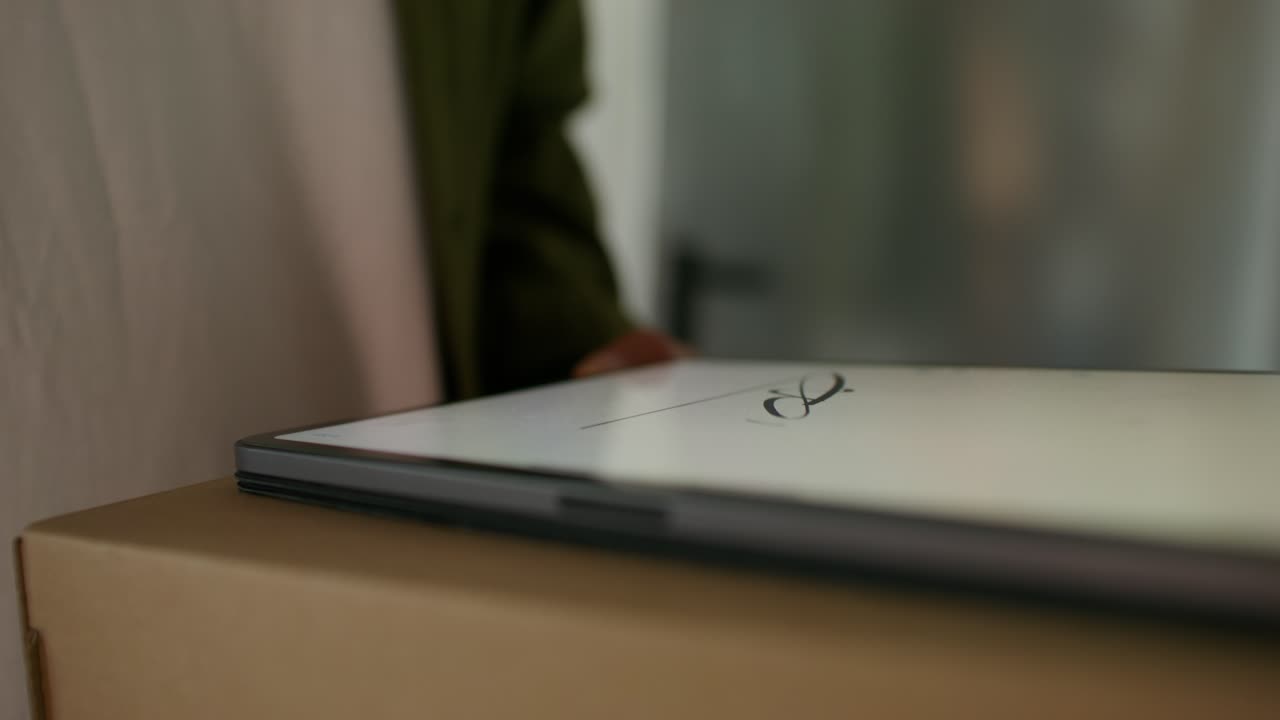 persona que utiliza una tableta digital para dibujar o caligrafía