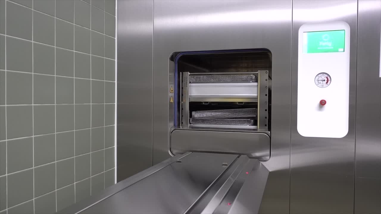 살균기가 문을 열고 자동으로 내용물을 내립니다.