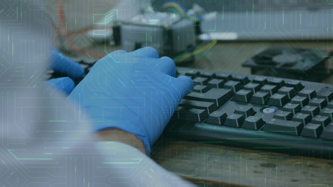 Animação de Processamento de Dados sobre Hacker de Computador Caucasiano Usando Computador
