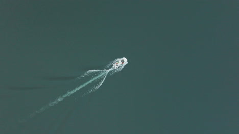 Atemberaubende-Vogelperspektive-Auf-Ein-Boot,-Das-In-Argentinien-über-Das-Wasser-Gleitet