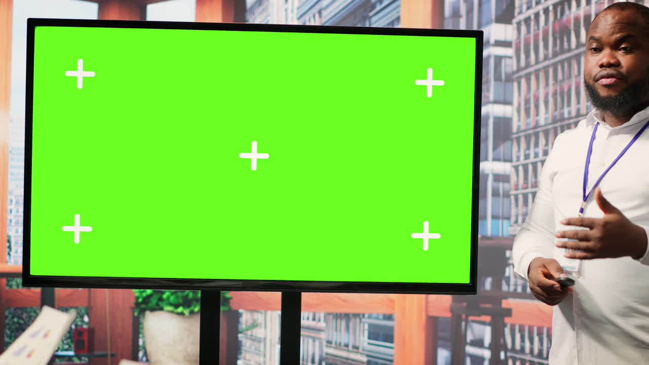 pareja de ancianos reunidos con un corredor financiero al lado de la exhibición de espacio de copia