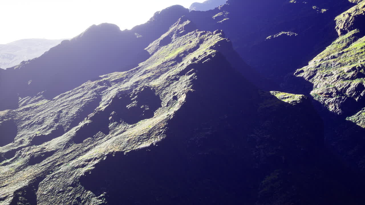 Maestoso paesaggio montano sotto la luce del sole del mattino