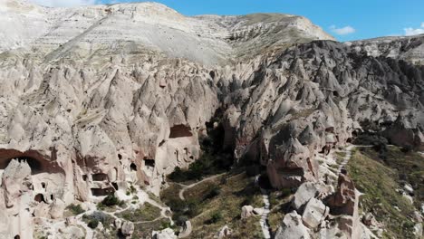 el dron se mueve lentamente a la derecha en el museo al aire libre de zelve, revelando todo el antiguo pueblo de roca