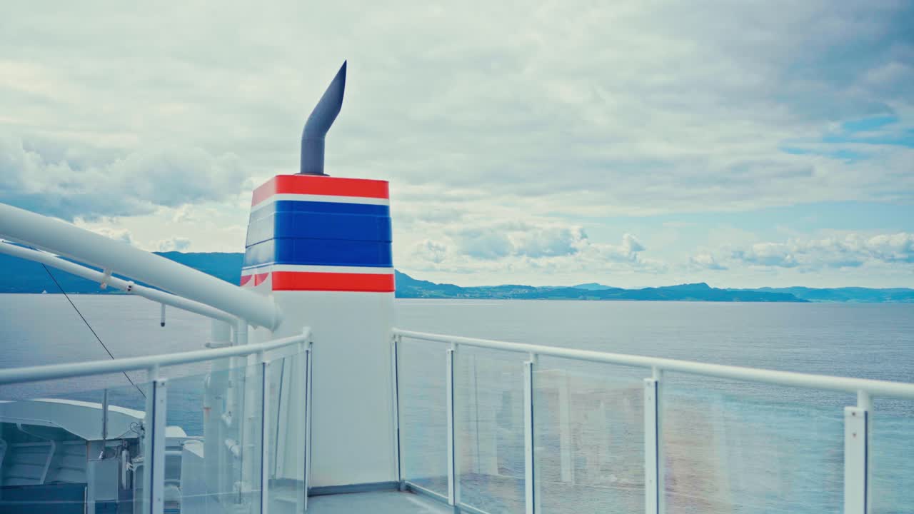 Færgeens levende skorsten skærer gennem det rolige vand under en himmel plettet med skyer, ombord på Fosen-færgen i Rørvik, Norge – POV-optagelse.
