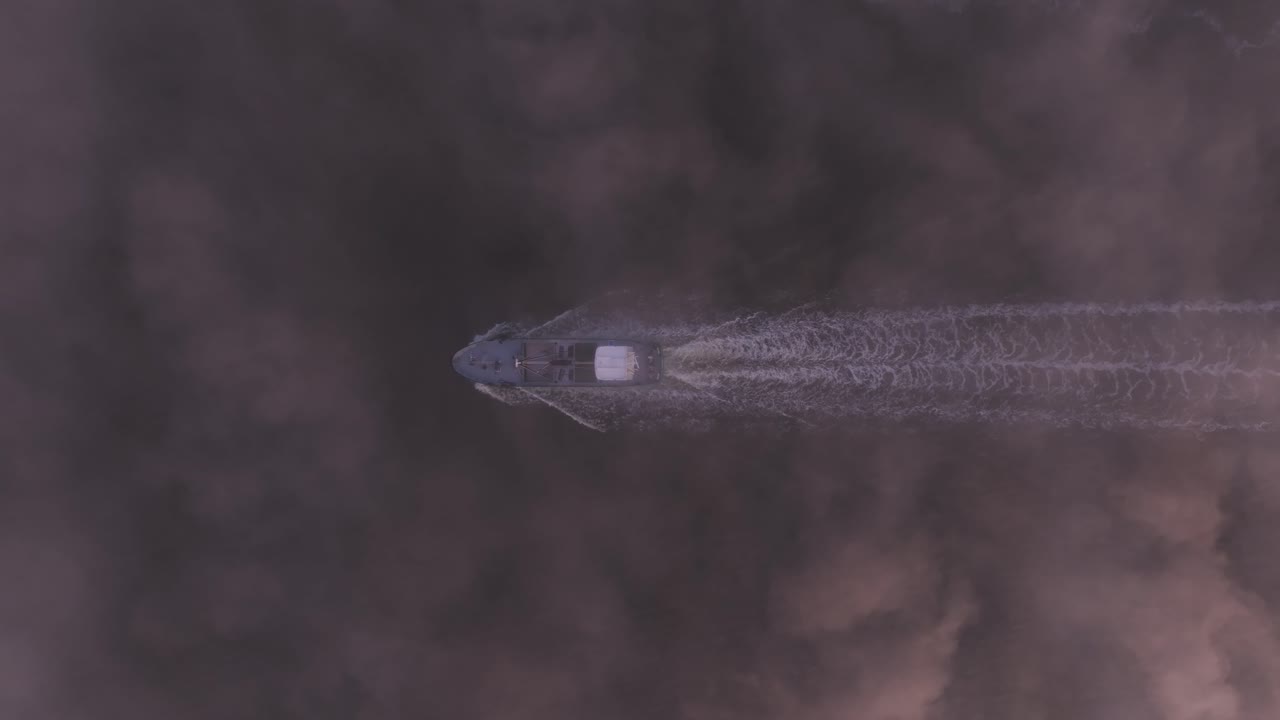 Harlinger Trawler im Wattenmeer-Nebel bei Sonnenaufgang, Niederlande