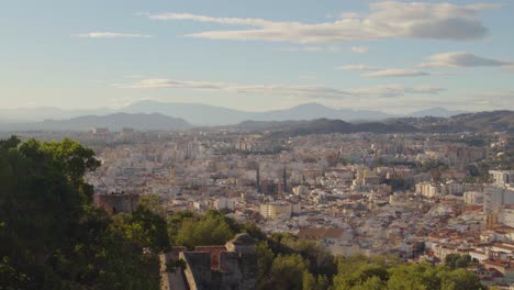 Vista-Alta-De-Una-Ciudad-Mediterránea-Con-Edificios-Y-Colinas,-Málaga,-España.