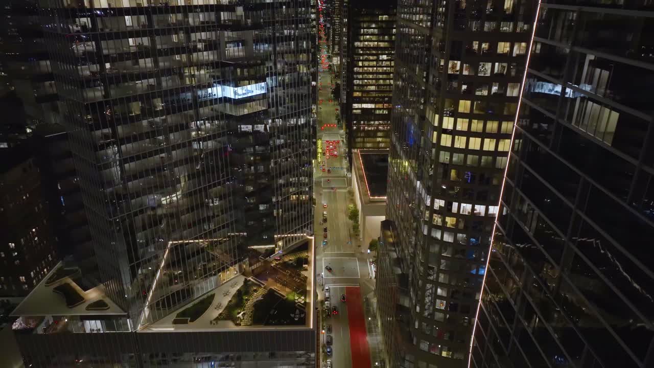 volando sobre una calle tranquila en el centro de la ciudad de houston, amanecer en texas, estados unidos - vista aérea
