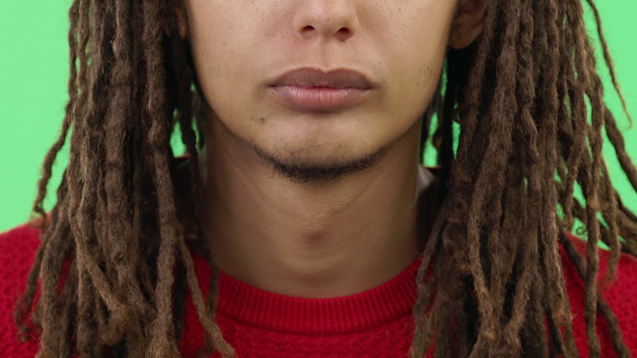 riendo, sonriendo y boca de un hombre por una broma