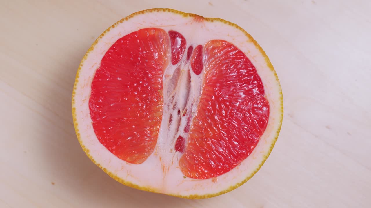잘라진 익은 그레이프프루트 로테이션 클로즈업