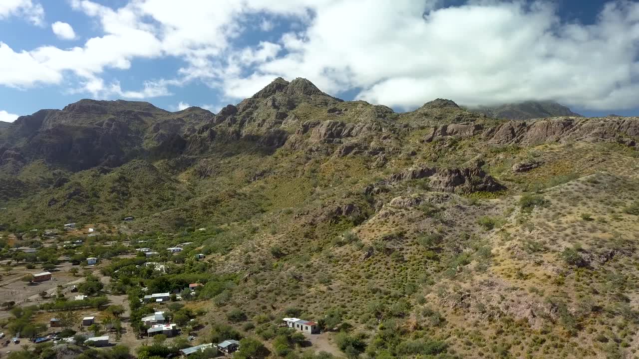 pueblo de méxico en un paisaje accidentado y montañoso - vista aérea de dron de 4k