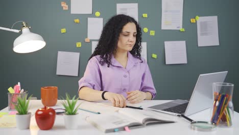 Female-student-with-Concentration-Problem.