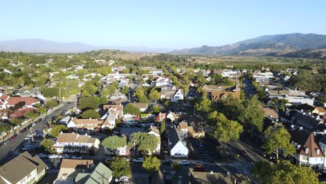 Erleben-Sie-Die-Bezaubernde-Verwandlung-Des-Solvang-Tals,-Während-Die-Stadt-Sich-In-Der-Warmen-Umarmung-Des-Sonnenuntergangs-Sonnt,-Aufgenommen-Aus-Der-Luftperspektive