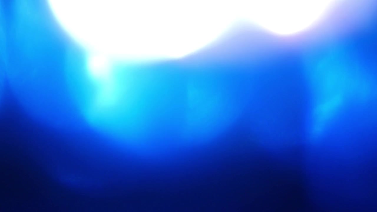 Perdite di luce blu dinamiche e bagliori dell'obiettivo su sfondo scuro