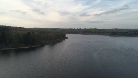 Establecimiento-De-Disparos-De-Drones-Aéreos-Que-Descienden-Sobre-El-Embalse-De-Swinsty-A-La-Hora-Dorada-En-Yorkshire,-Reino-Unido