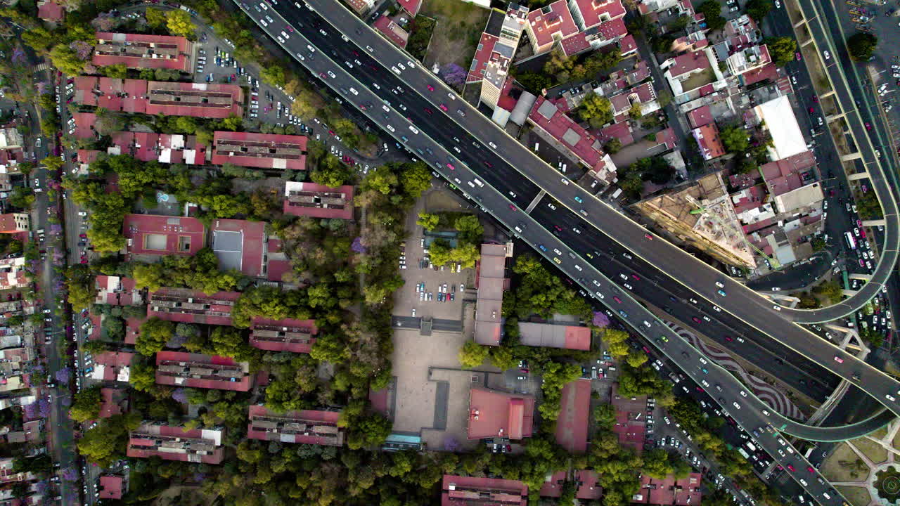 toma aérea de viviendas urbanas densas en el sur de la ciudad de méxico