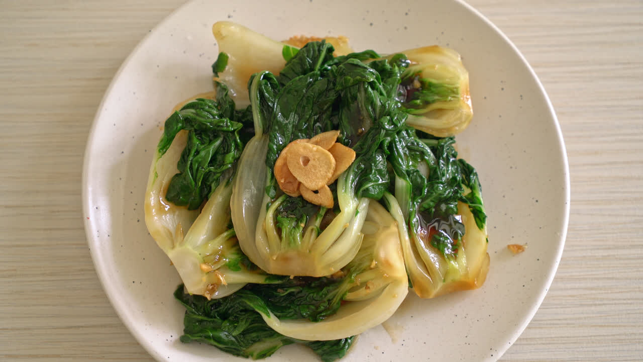 굴 소스와 마늘을 곁들인 아기 배추 - 아시아 음식 스타일