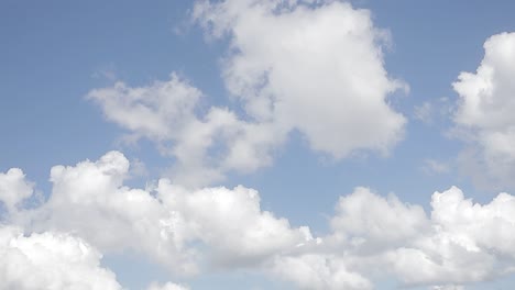 Cielo-Azul-Suave-Blanco-Nubes-Muy-Bonitas-En-Verano-Día-Soleado-Vista-Del-Horizonte,-Panorámica