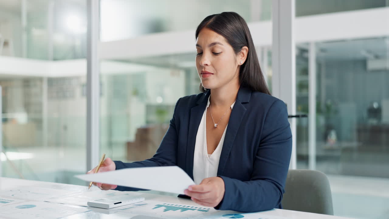 mujer de negocios analizando datos financieros en una oficina moderna