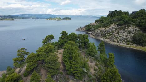 Eine-Bezaubernde-Insel-Inmitten-Eines-Ruhigen-Blauen-Sees