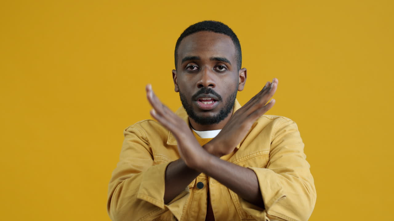 hombre con los brazos cruzados