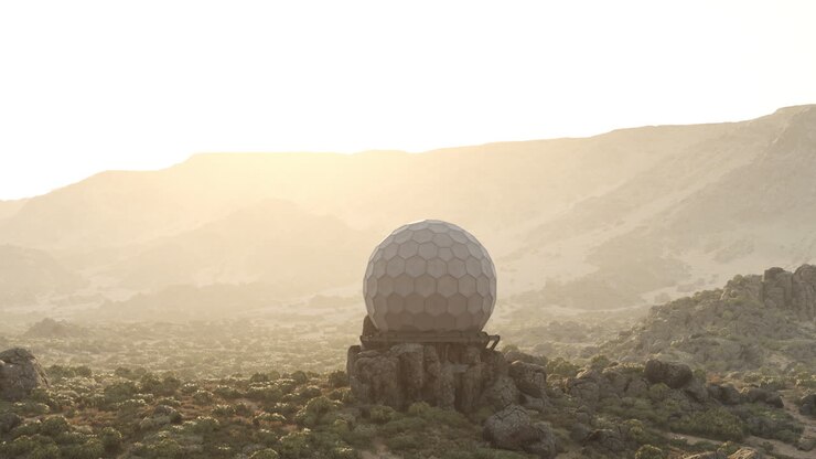 Una grande cupola radar posizionata su una montagna in un paesaggio desertico.