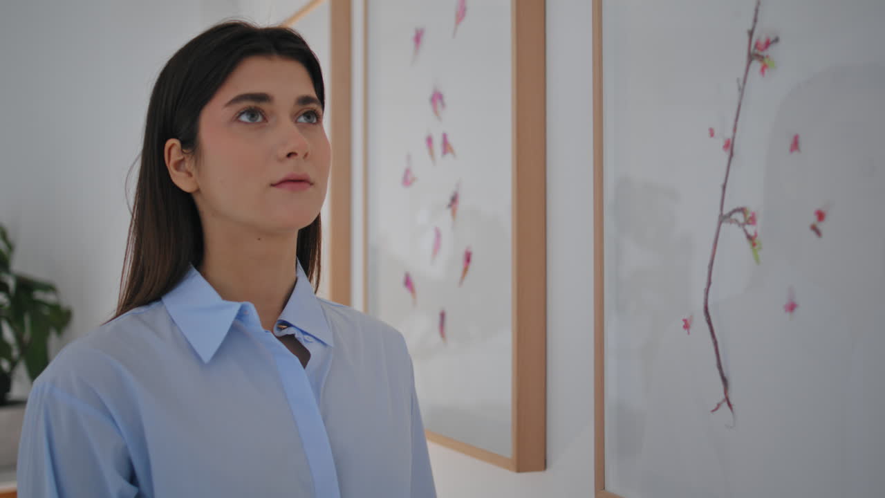 exposición de arte de la niña en la galería de primer plano. visitante enfocado disfruta de las pinturas