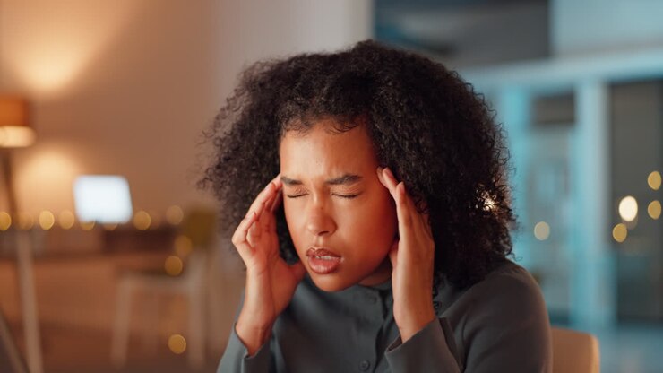 Stress, Migräne und Geschäftsfrau im Büro