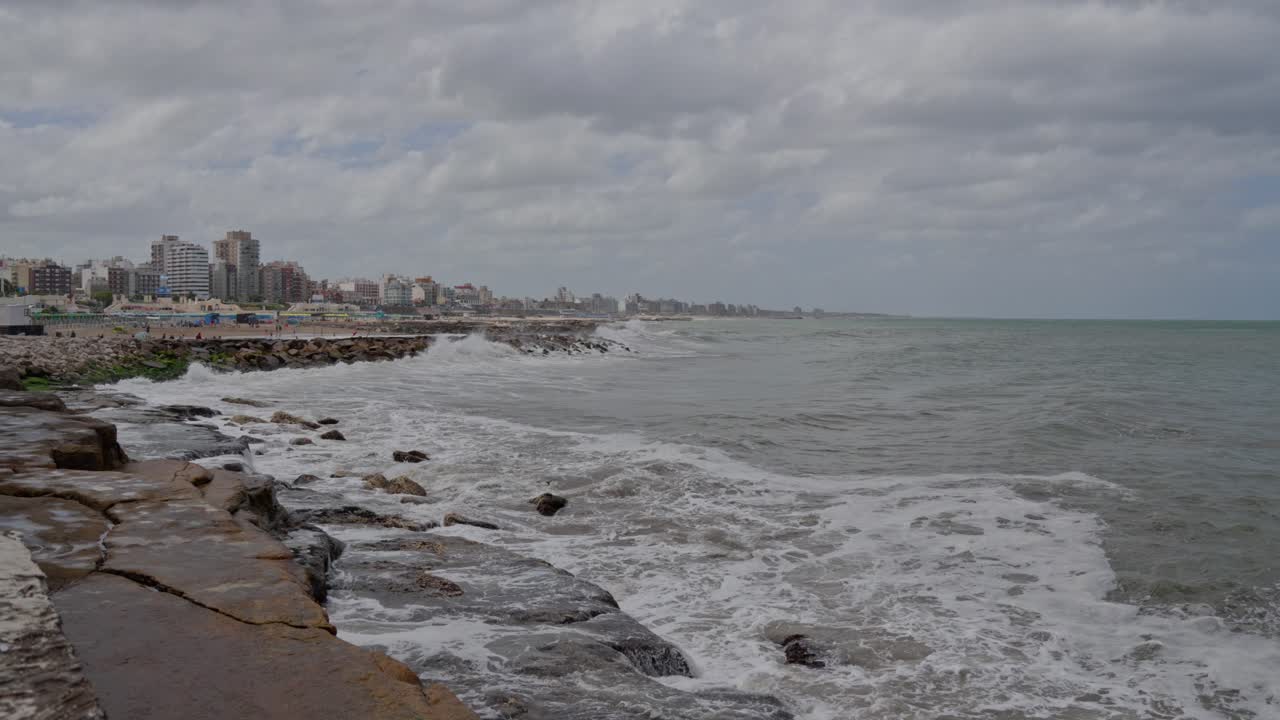 la costa de la ciudad de mar del plata con las olas rompiendo en el rompeolas, argentina