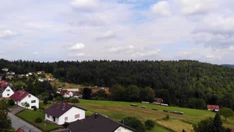 Luftflug-Von-Lokalen-Deutschen-Häusern-In-Wilhelmsfeld,-Deutschland