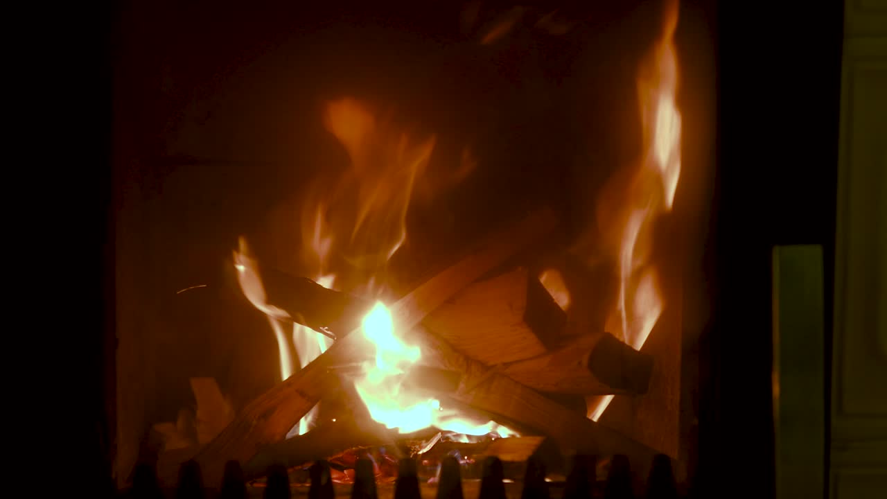 전통적인 세라믹 타일 난로에서 나무 굽기, 닫기, 가정용 난방, 값싼 바이오매스 에너지 개념