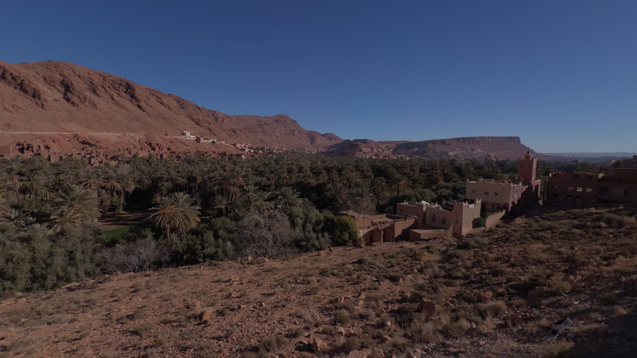 Tradizionale villaggio nel deserto del Marocco, oasi di palme, Montagne dell'Atlante vicino al Sahara