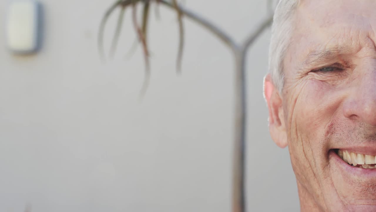 retrato de un hombre caucásico feliz, sin alteración, sonriente, en cámara lenta, con espacio para copiar