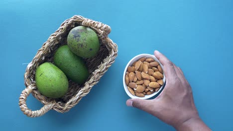 aguacates y almendras