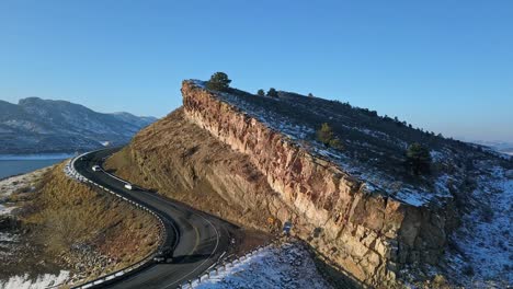 Tráfico-A-Lo-Largo-De-La-Carretera-Sobre-El-Embalse-De-Dientes-De-Caballo-En-El-Sur-Del-Condado-De-Larimer,-Colorado,-Ee.uu.