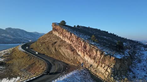 tráfico a lo largo de la carretera sobre el embalse de dientes de caballo en el sur del condado de larimer, colorado, ee.uu.