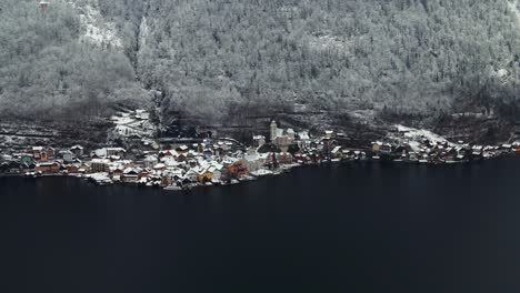 Imágenes-Filmadas-Con-Un-Dron-Sobre-Un-Lago-En-Un-Pueblo-Llamado-Hallstatt-En-Austria-En-Europa